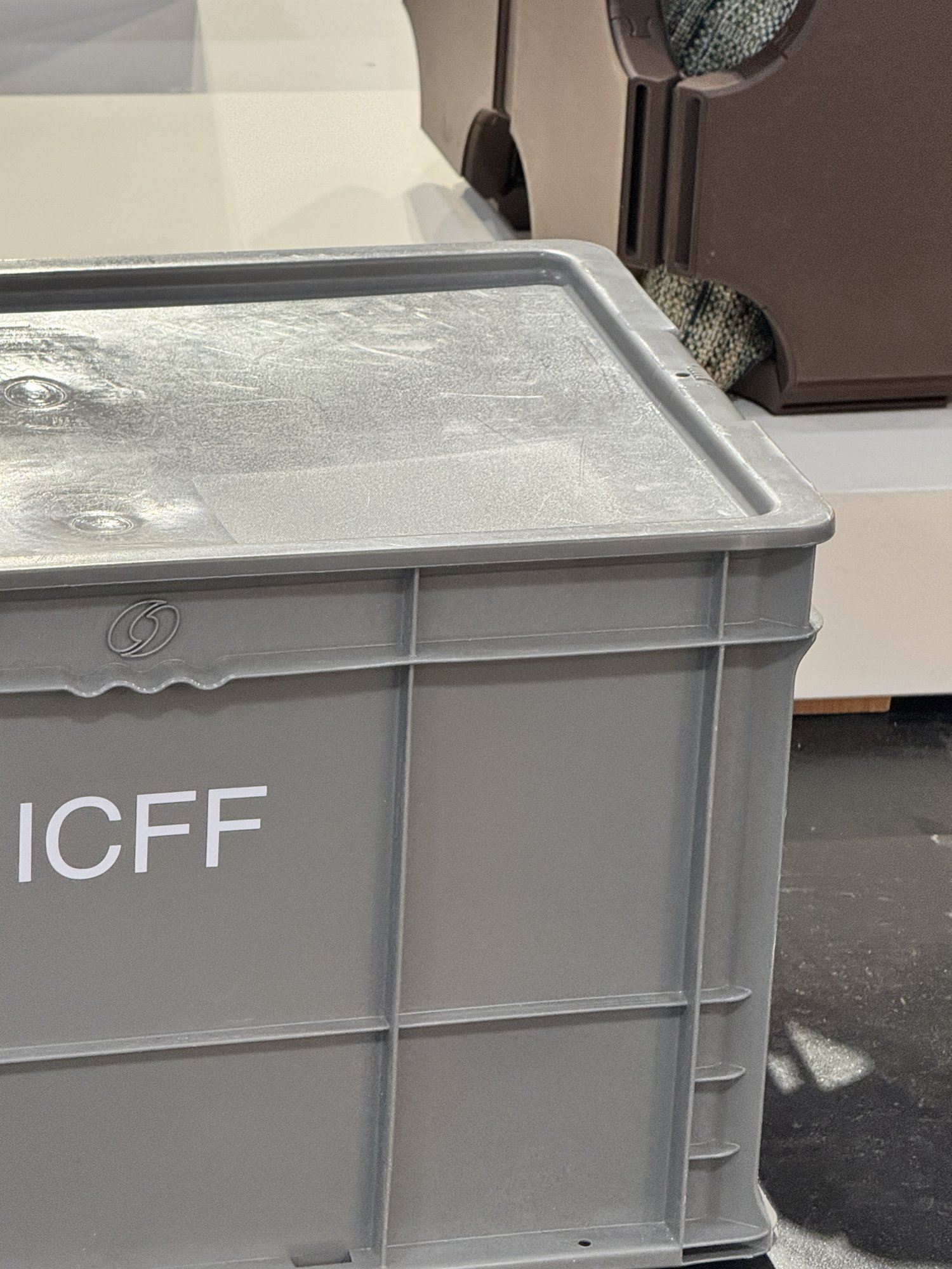 Caja gris de transporte con las letras ICFF