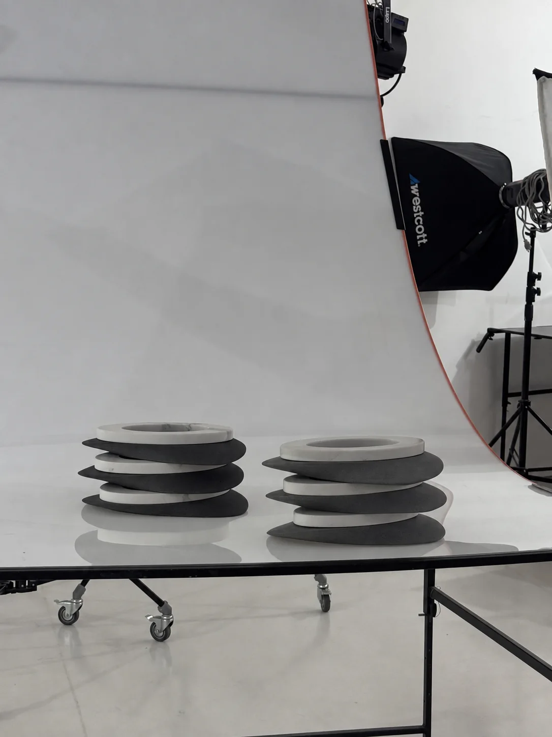 Dos pilas de FUSO sobre una mesa en el set fotográfico del estudio